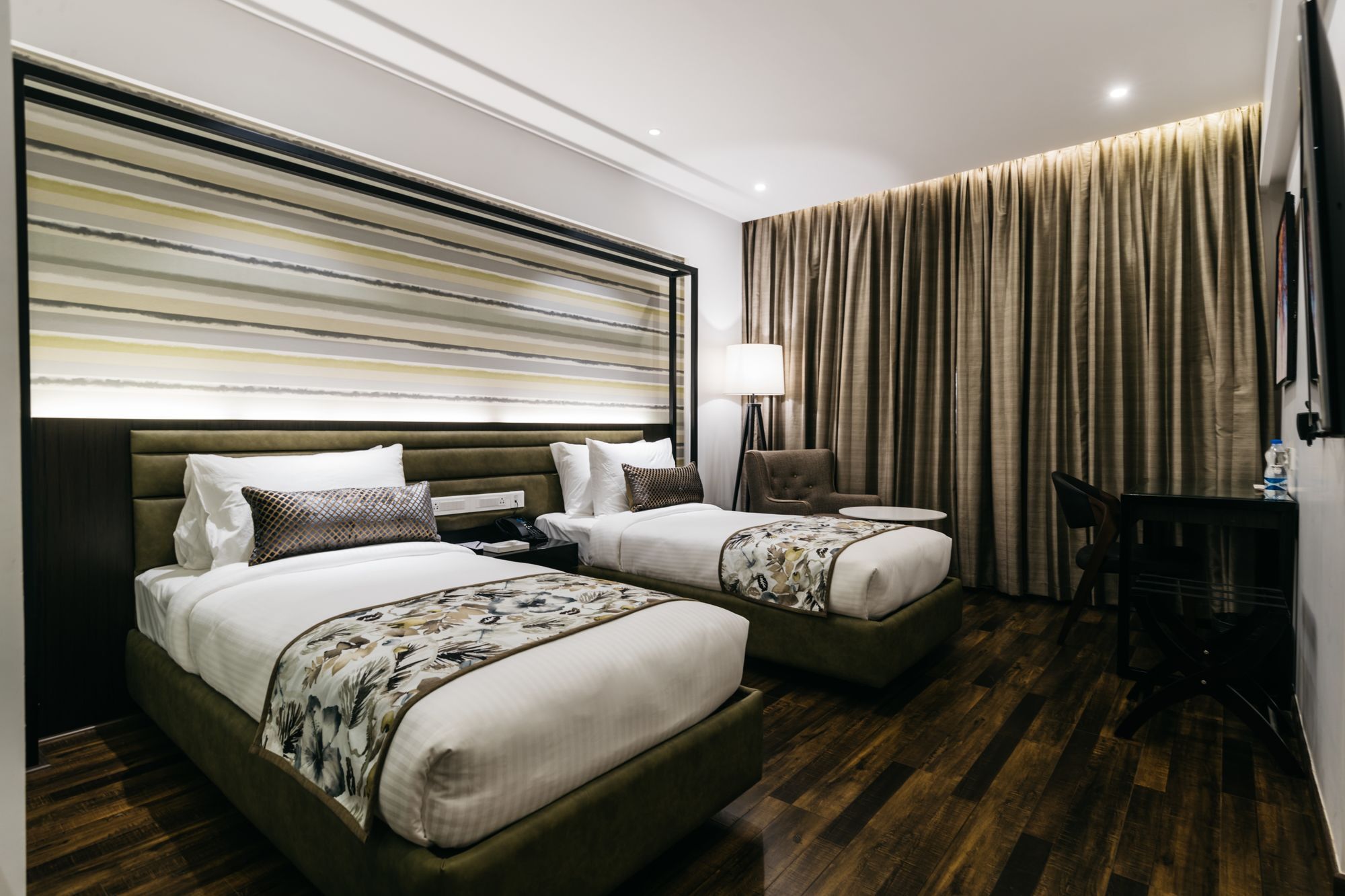 เดอะ รอยัล ซีเนต เรซ คอร์ส โร้ด Hotel บังกาลอร์ ภายนอก รูปภาพ