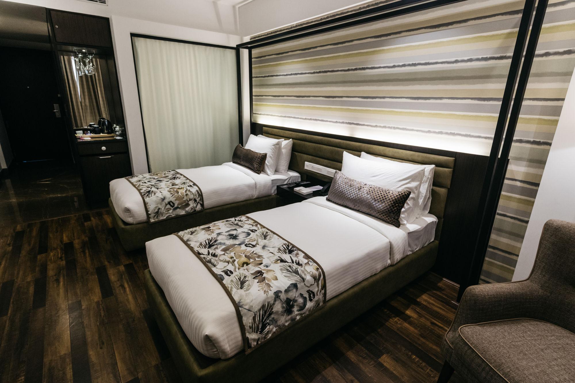 เดอะ รอยัล ซีเนต เรซ คอร์ส โร้ด Hotel บังกาลอร์ ภายนอก รูปภาพ