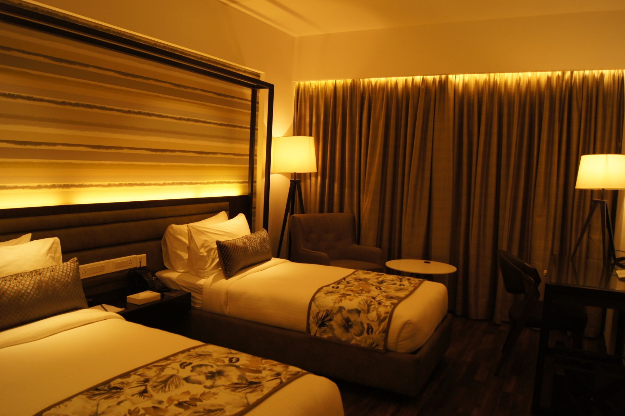 เดอะ รอยัล ซีเนต เรซ คอร์ส โร้ด Hotel บังกาลอร์ ภายนอก รูปภาพ