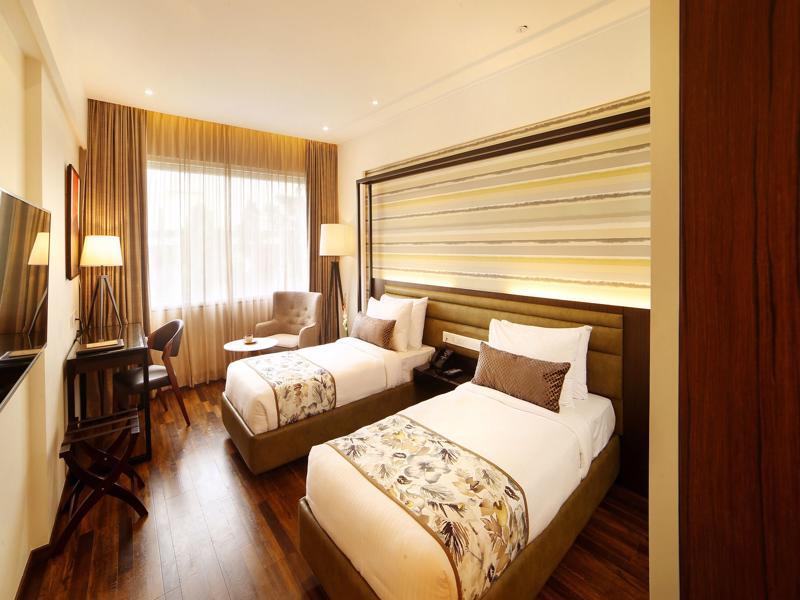 เดอะ รอยัล ซีเนต เรซ คอร์ส โร้ด Hotel บังกาลอร์ ภายนอก รูปภาพ