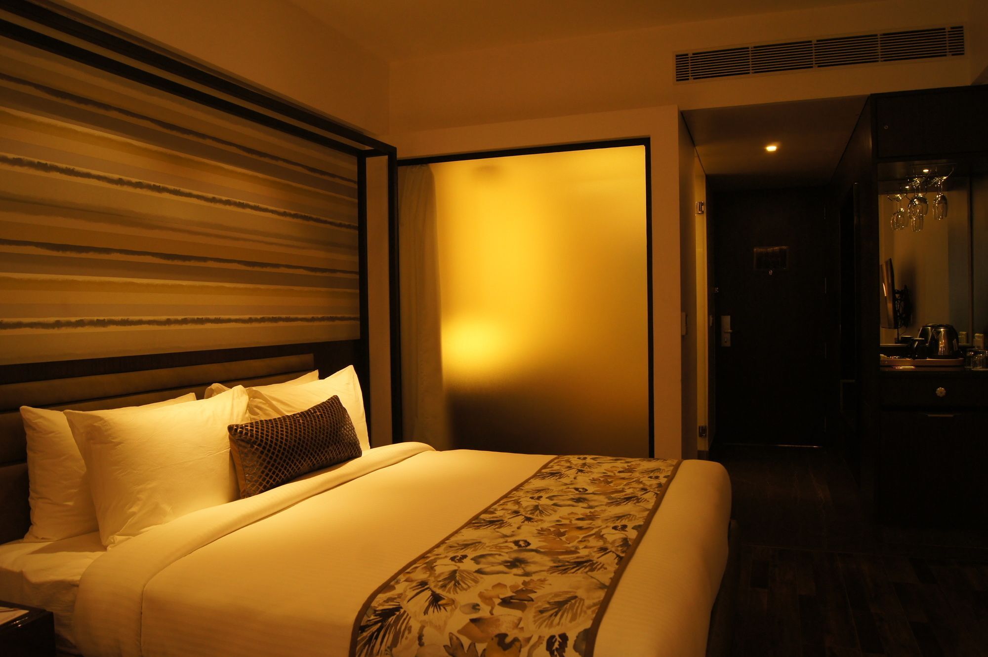เดอะ รอยัล ซีเนต เรซ คอร์ส โร้ด Hotel บังกาลอร์ ภายนอก รูปภาพ