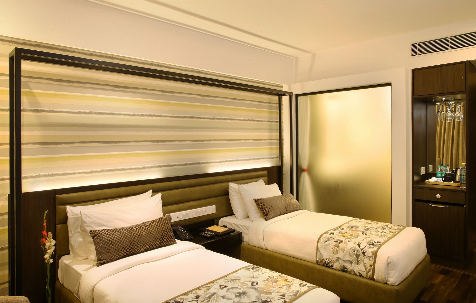 เดอะ รอยัล ซีเนต เรซ คอร์ส โร้ด Hotel บังกาลอร์ ภายนอก รูปภาพ